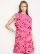 Mini-robe en dentelle fleurie sans manches à col montant